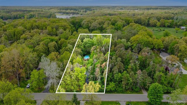 8450 Pineview Lake Drive, Linden, MI 48451