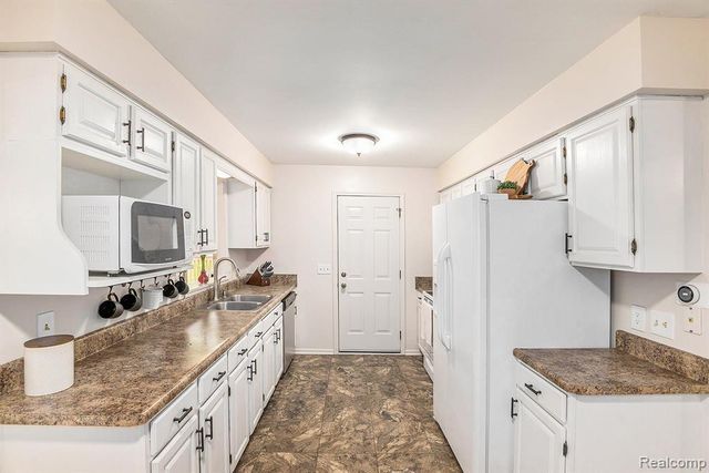 8450 Pineview Lake Drive, Linden, MI 48451