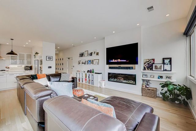 4410 N Troy Street 301, Chicago, IL 60625