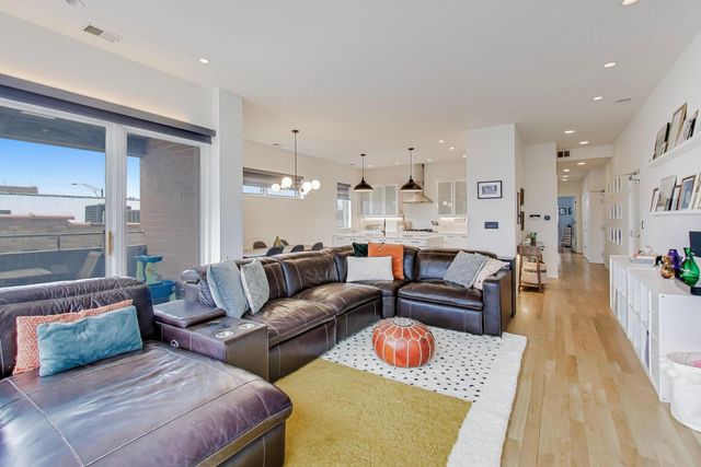 4410 N Troy Street 301, Chicago, IL 60625