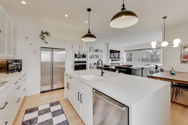 4410 N Troy Street 301, Chicago, IL 60625