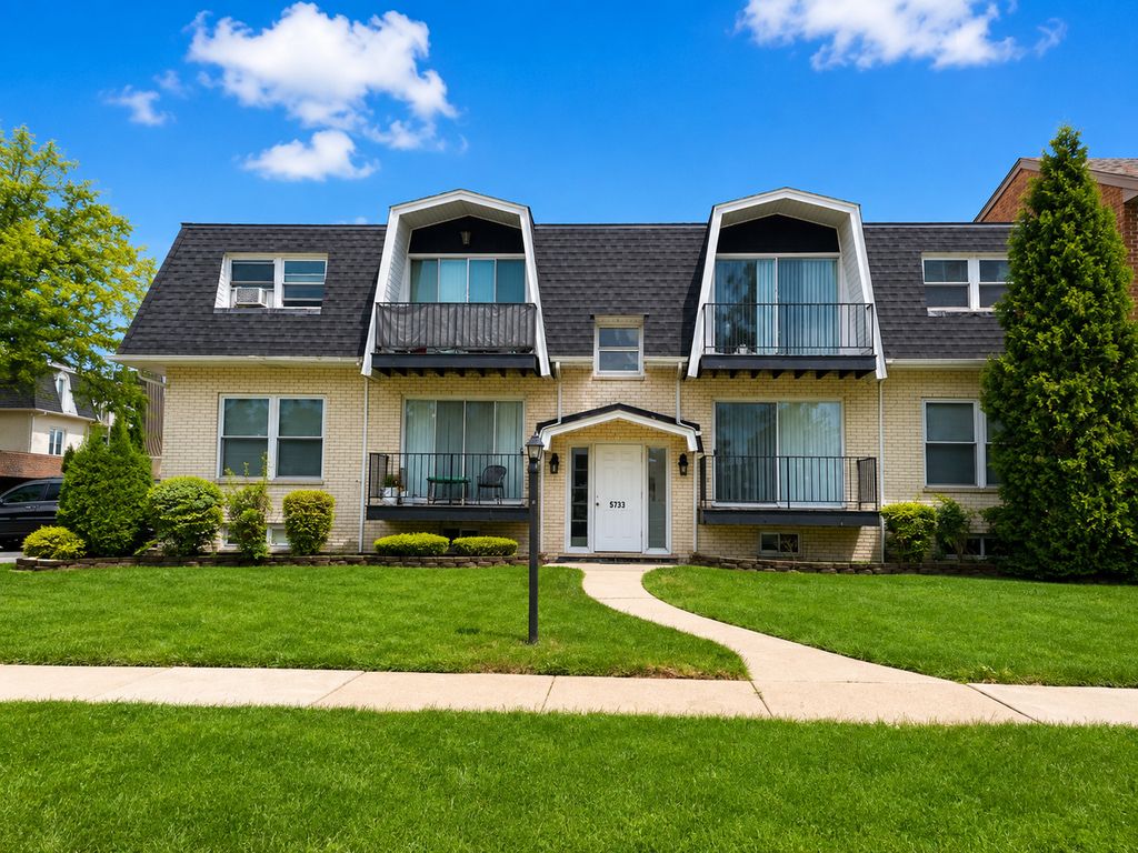 5733 W 103rd Street 2W, Oak Lawn, IL 60453