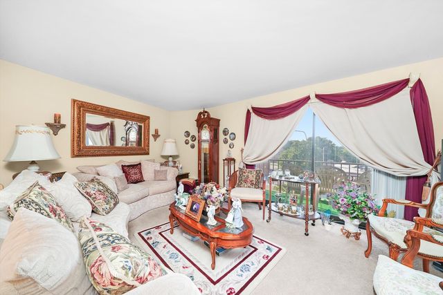 3900 W 95th Street 304, Evergreen Park, IL 60805
