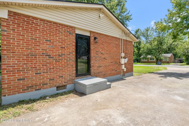 9715 Titan Dr, Louisville, KY 40229