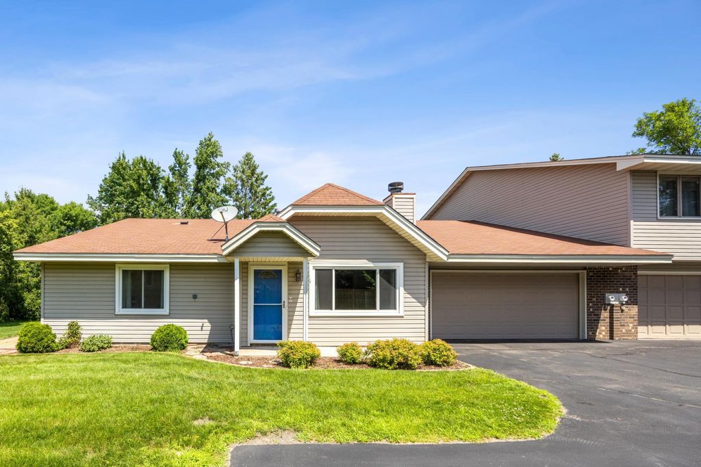 5641 Chatsworth Street N, Shoreview, MN 55126