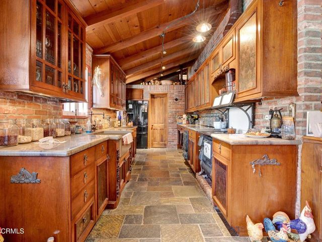 9701 La Canada Way, Los Angeles, CA 91040