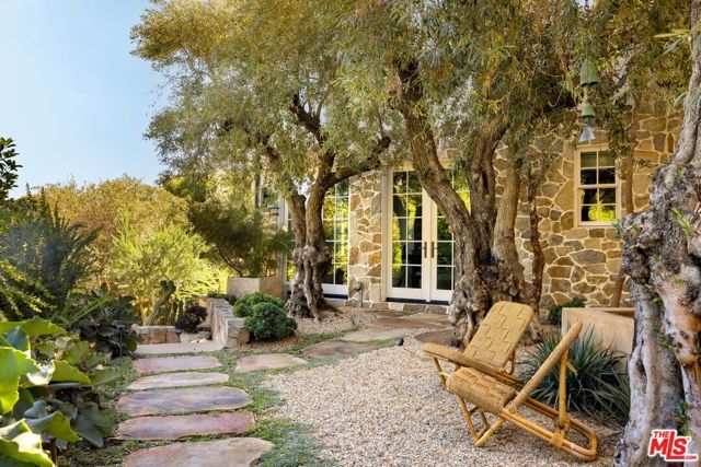 664 Elkins Road, Los Angeles, CA 90049