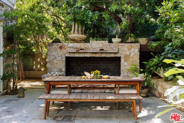 664 Elkins Road, Los Angeles, CA 90049