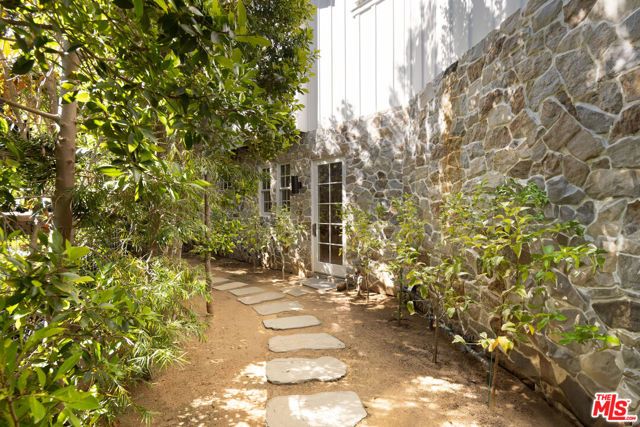 664 Elkins Road, Los Angeles, CA 90049