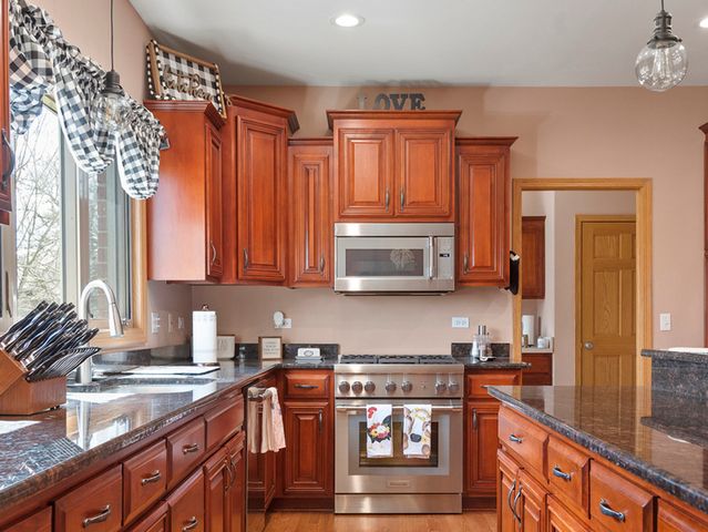 21163 S Wooded Cove Drive, Elwood, IL 60421