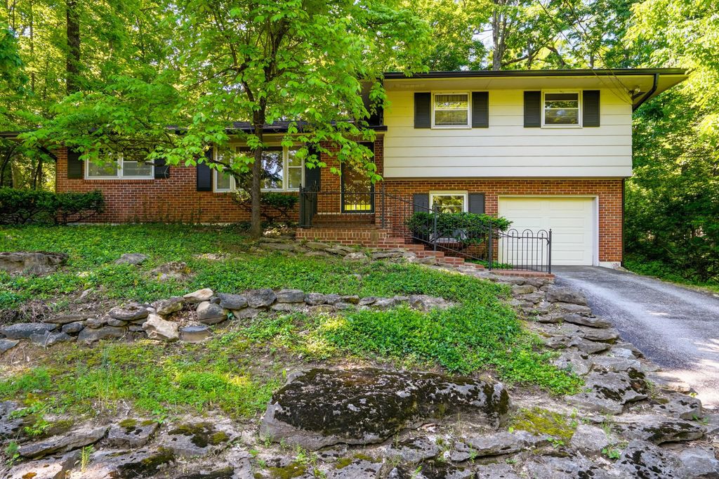 812 VALLEY CT, Columbia, MO 65203