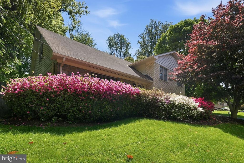Image 2 of property listing at 7616 CARTERET RD, Bethesda, MD 20817