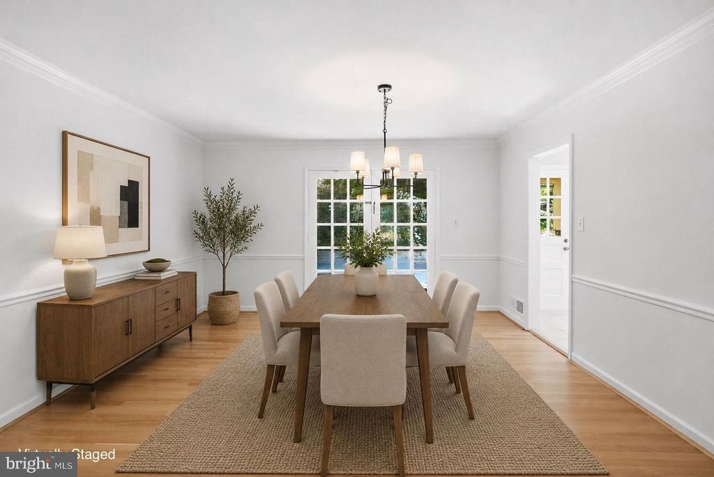 Image 7 of property listing at 7616 CARTERET RD, Bethesda, MD 20817