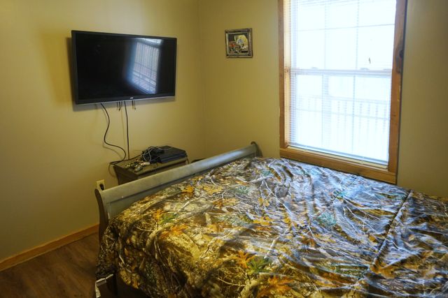 2300 Bear Creek Rd, Vanleer, TN 37181