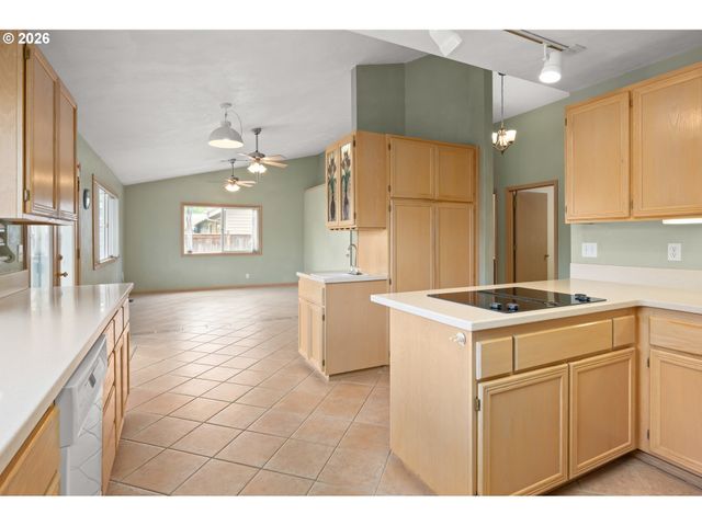 812 MARILYN Ct, Springfield, OR 97477