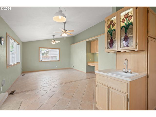 812 MARILYN Ct, Springfield, OR 97477