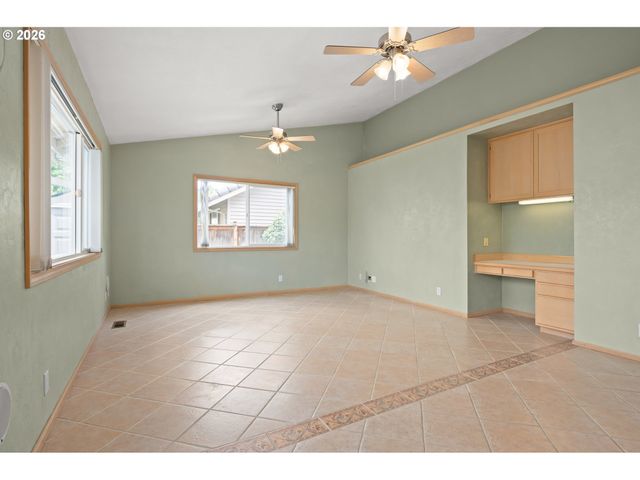 812 MARILYN Ct, Springfield, OR 97477