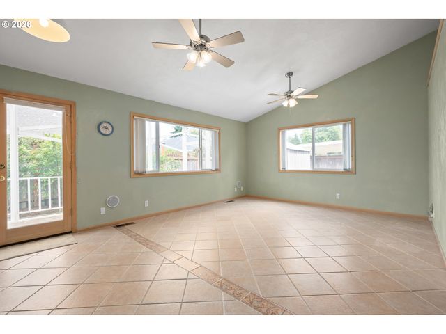 812 MARILYN Ct, Springfield, OR 97477