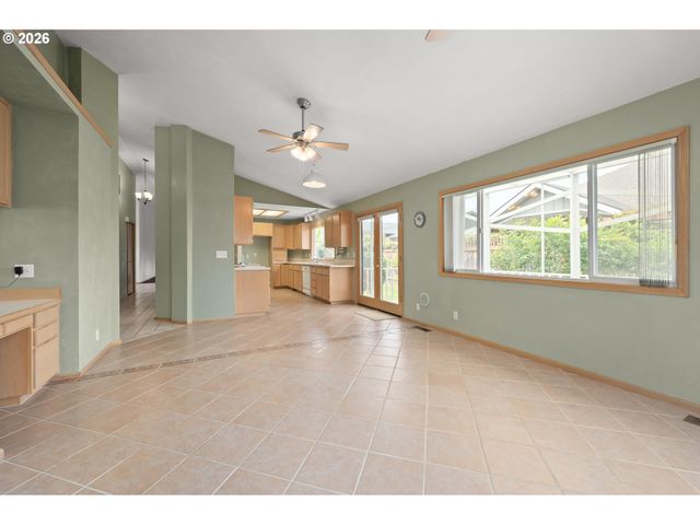 812 MARILYN Ct, Springfield, OR 97477