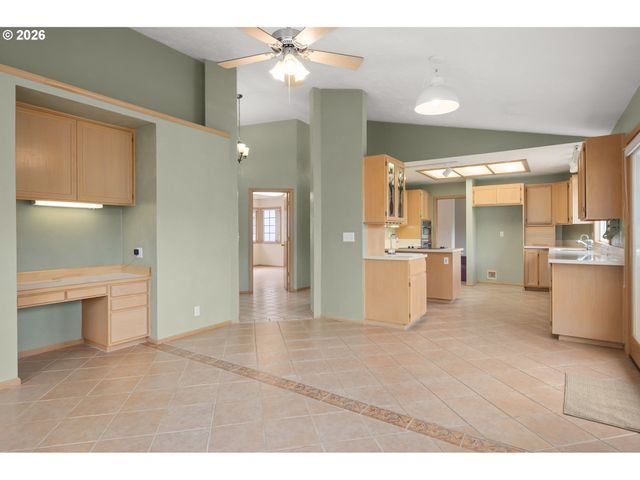 812 MARILYN Ct, Springfield, OR 97477