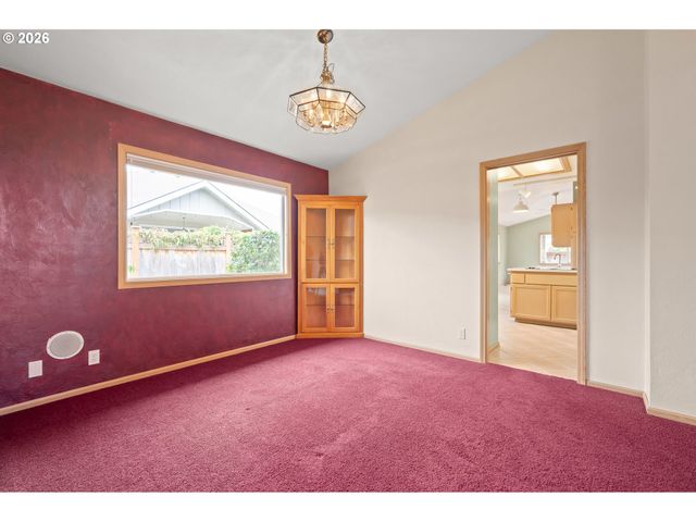 812 MARILYN Ct, Springfield, OR 97477