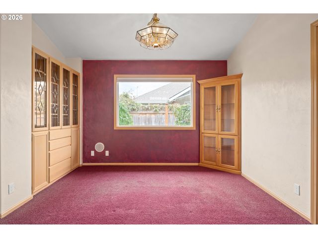 812 MARILYN Ct, Springfield, OR 97477
