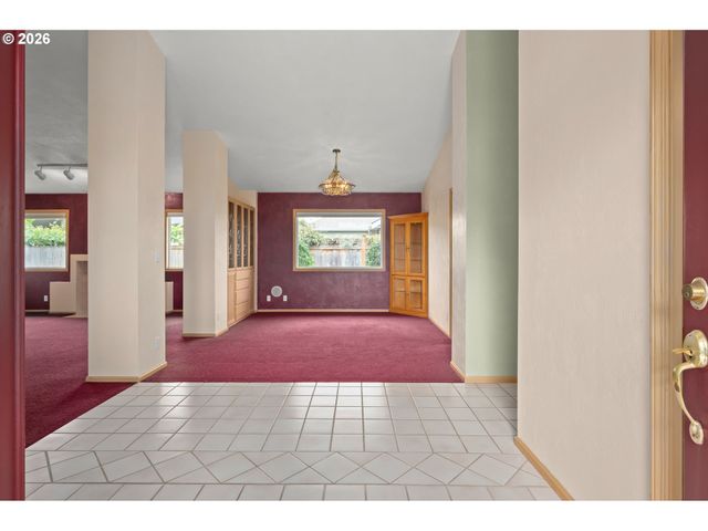 812 MARILYN Ct, Springfield, OR 97477