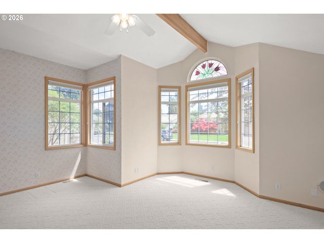 812 MARILYN Ct, Springfield, OR 97477