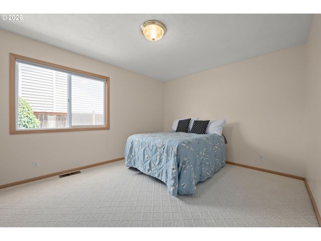 812 MARILYN Ct, Springfield, OR 97477