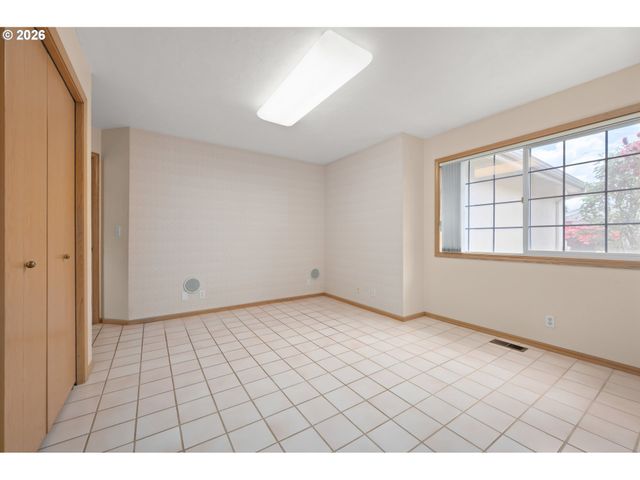 812 MARILYN Ct, Springfield, OR 97477