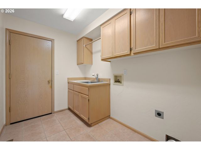 812 MARILYN Ct, Springfield, OR 97477