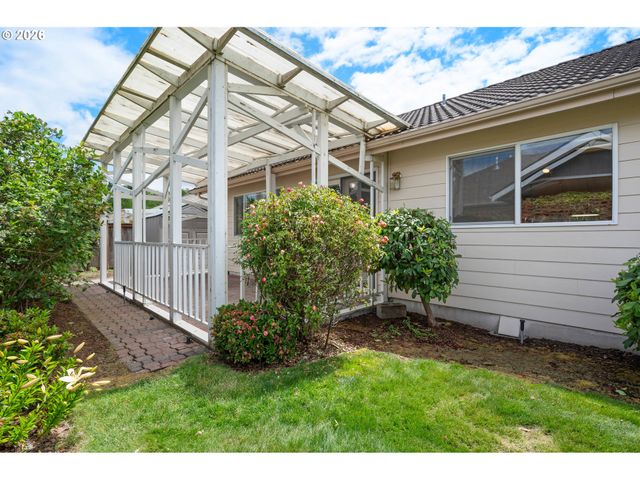 812 MARILYN Ct, Springfield, OR 97477