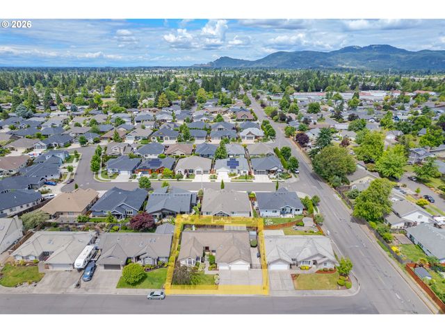 812 MARILYN Ct, Springfield, OR 97477