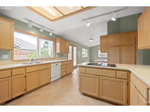 812 MARILYN Ct, Springfield, OR 97477
