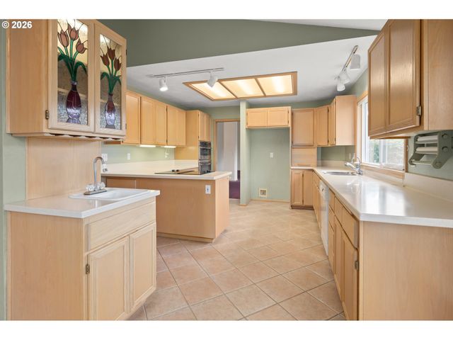 812 MARILYN Ct, Springfield, OR 97477