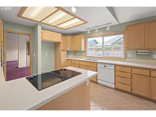 812 MARILYN Ct, Springfield, OR 97477