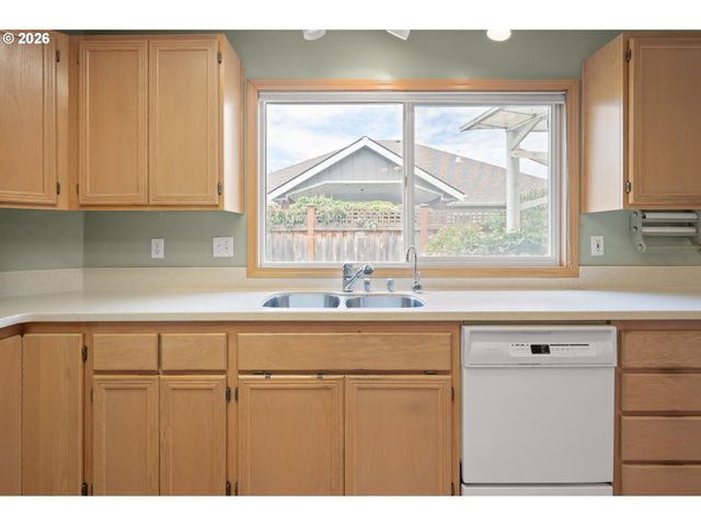 812 MARILYN Ct, Springfield, OR 97477