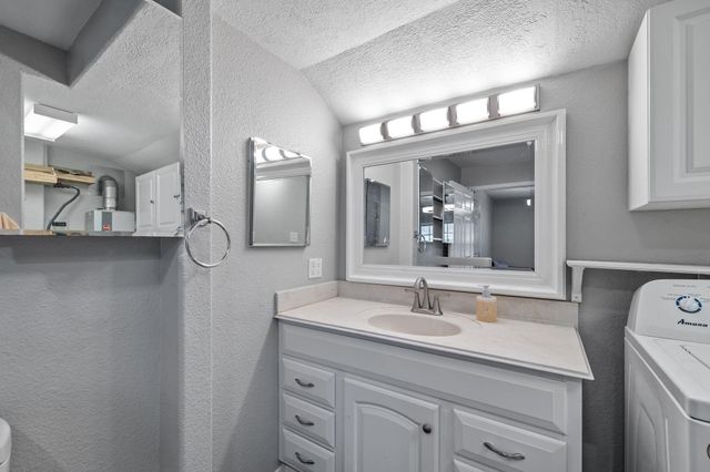 201 Huisache Street, Lake Jackson, TX 77566