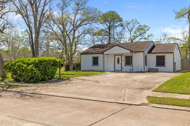201 Huisache Street, Lake Jackson, TX 77566
