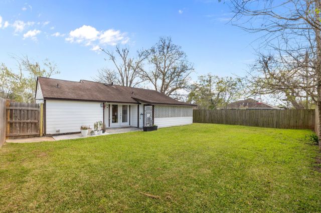 201 Huisache Street, Lake Jackson, TX 77566