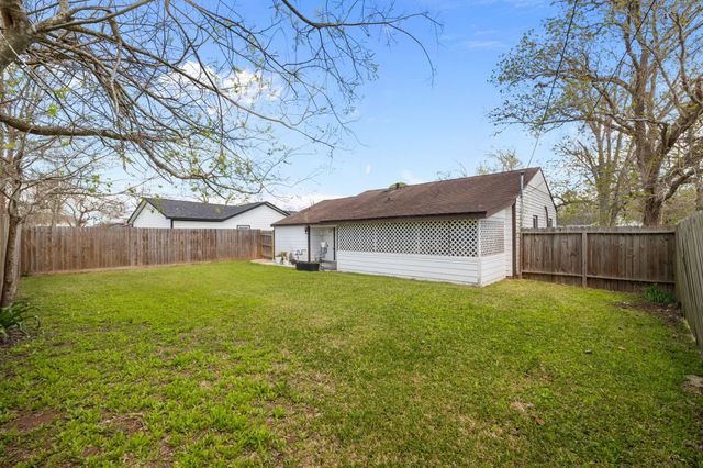 201 Huisache Street, Lake Jackson, TX 77566