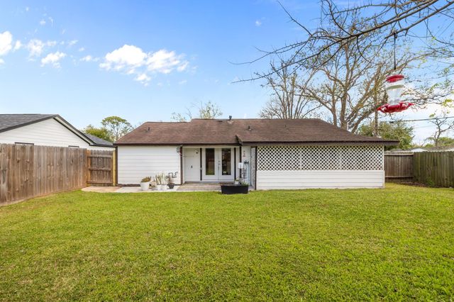 201 Huisache Street, Lake Jackson, TX 77566