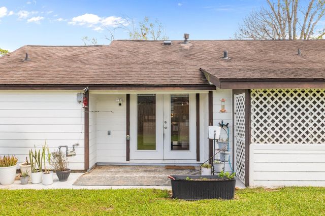 201 Huisache Street, Lake Jackson, TX 77566