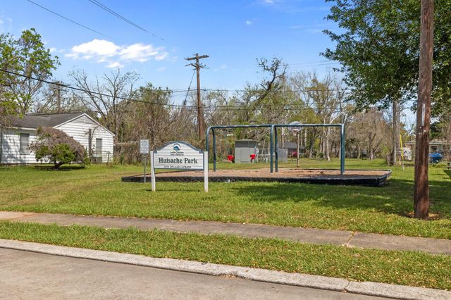 201 Huisache Street, Lake Jackson, TX 77566