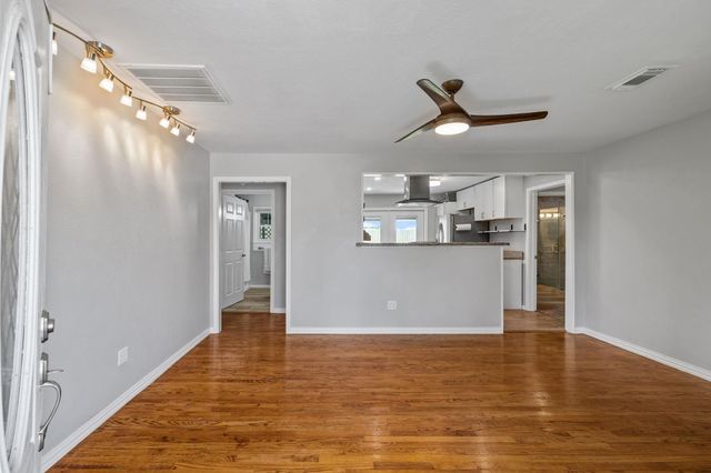 201 Huisache Street, Lake Jackson, TX 77566