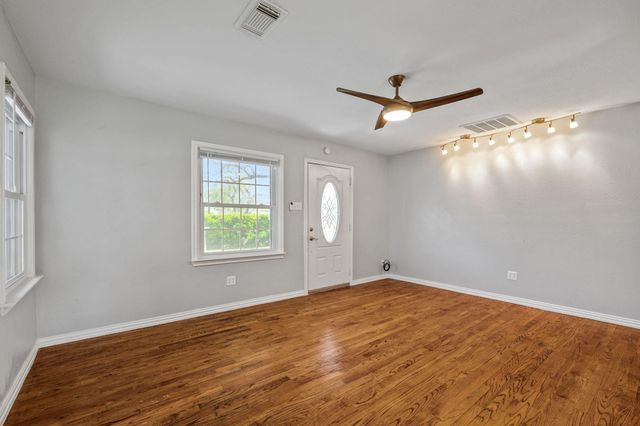 201 Huisache Street, Lake Jackson, TX 77566