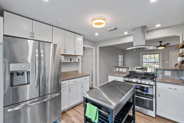 201 Huisache Street, Lake Jackson, TX 77566