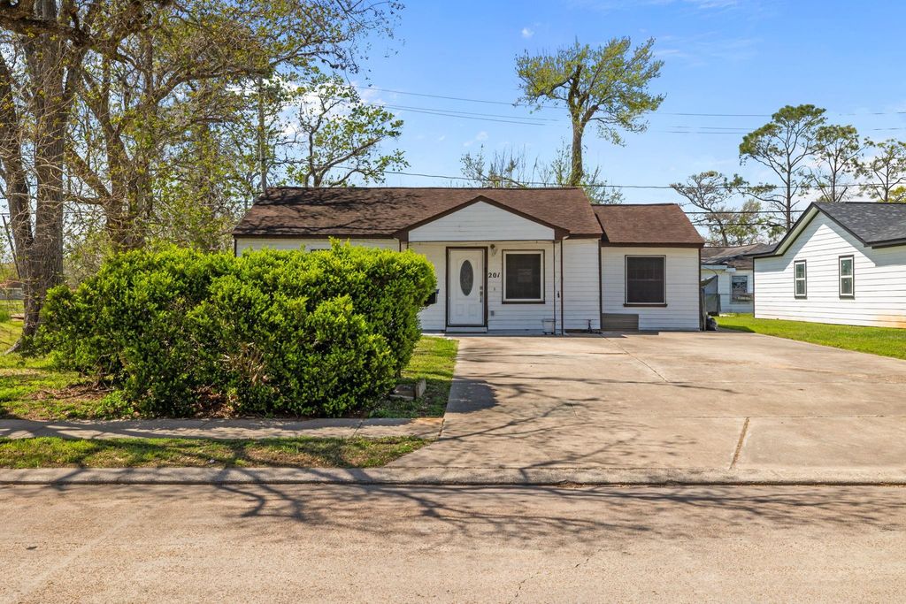 201 Huisache Street, Lake Jackson, TX 77566