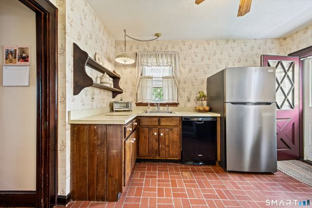 90 Harvard Avenue, Meriden, CT 06451
