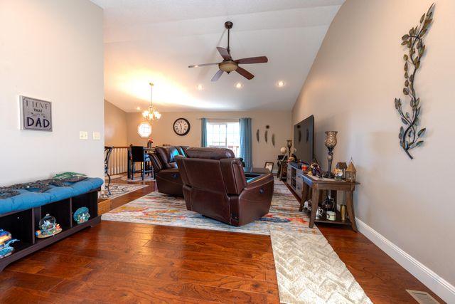 1700 Rosewood Drive, Neosho, MO 64850